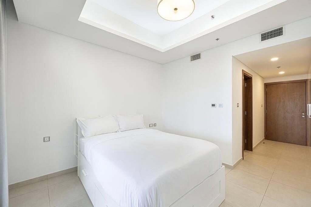 Apartemen First Class 2br Expansive Balcony Oasis *