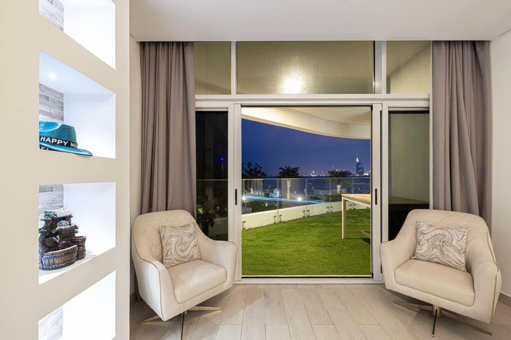 First Class 2br Expansive Balcony Oasis Apartemen