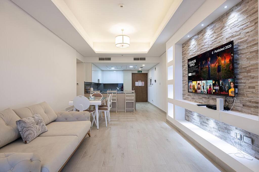Apartemen First Class 2br Expansive Balcony Oasis Dubai