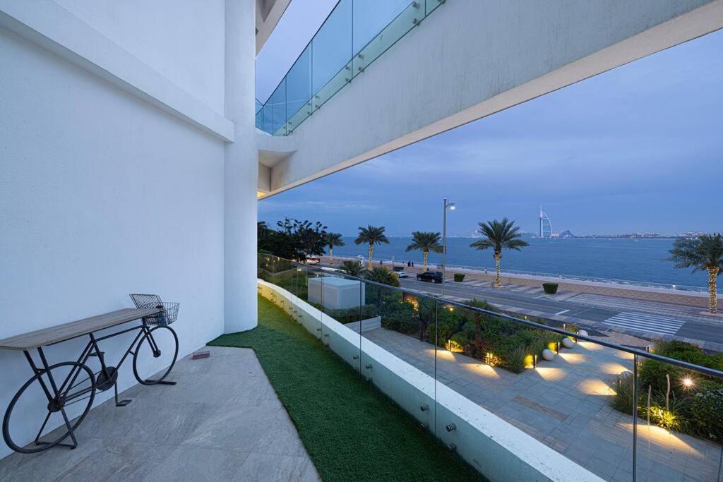 Apartemen First Class 2br Expansive Balcony Oasis *