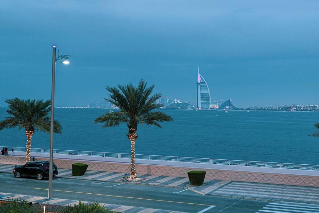 Apartemen First Class 2br Expansive Balcony Oasis Dubai