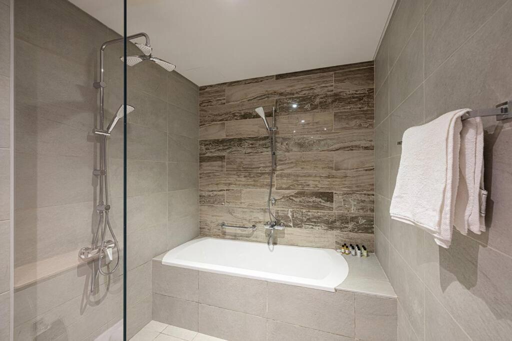 First Class 2br Expansive Balcony Oasis Apartemen