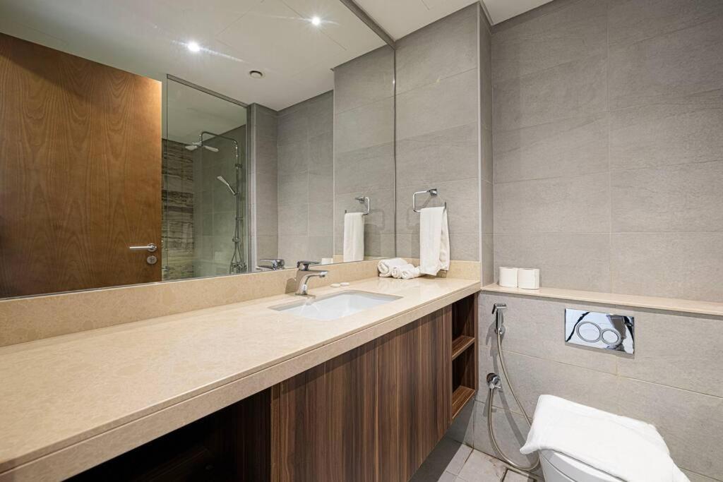 First Class 2br Expansive Balcony Oasis Apartemen *