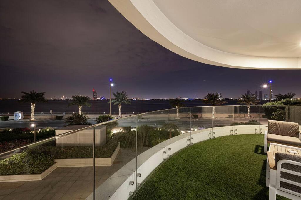 Apartemen First Class 2br Expansive Balcony Oasis