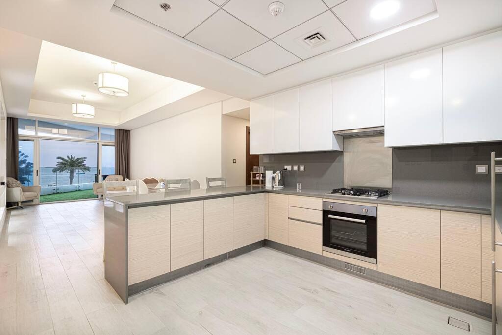 First Class 2br Expansive Balcony Oasis Apartemen