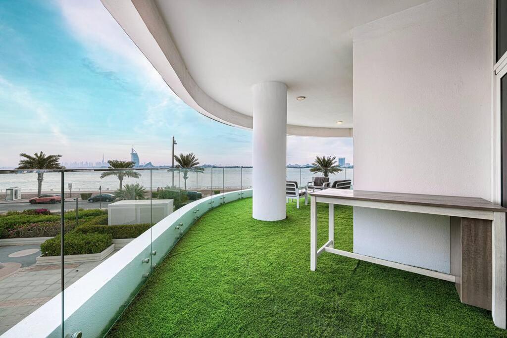 First Class 2br Expansive Balcony Oasis Apartemen *