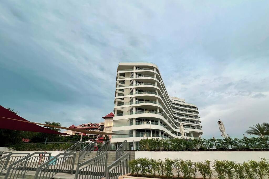 Apartemen First Class 2br Expansive Balcony Oasis