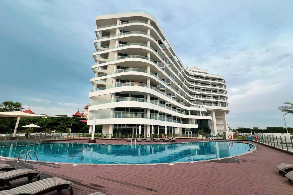 First Class 2br Expansive Balcony Oasis Apartemen *