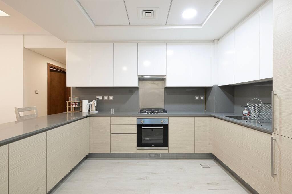 Apartemen First Class 2br Expansive Balcony Oasis