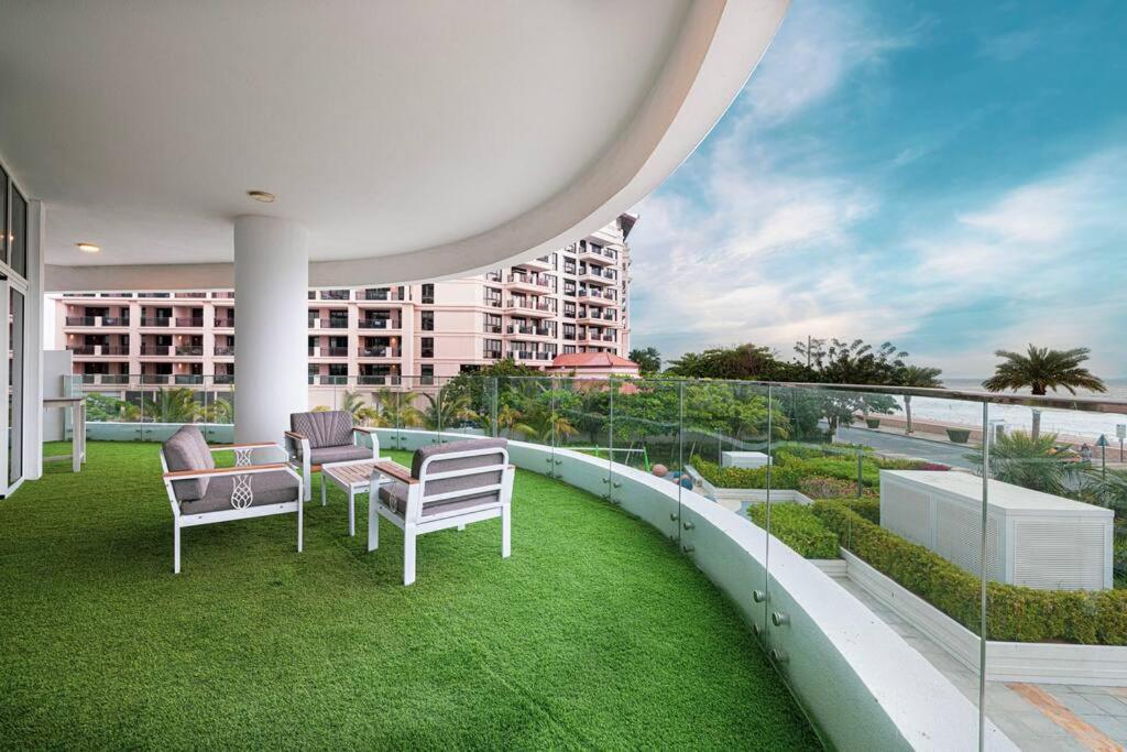 Apartemen First Class 2br Expansive Balcony Oasis *