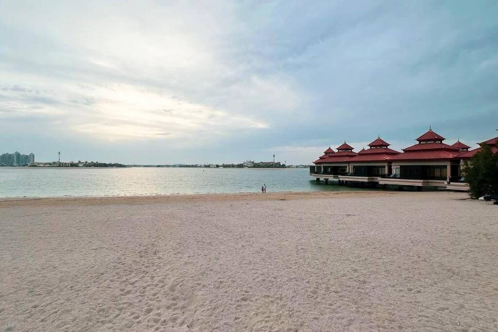 First Class 2br Expansive Balcony Oasis Apartemen *