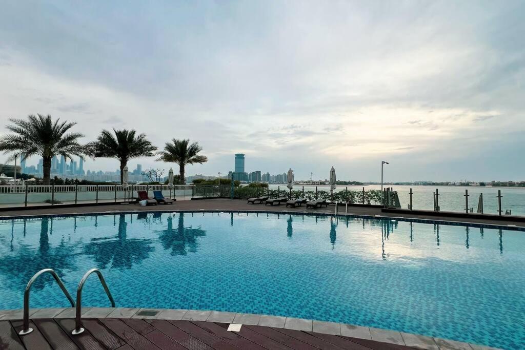 Apartemen First Class 2br Expansive Balcony Oasis
