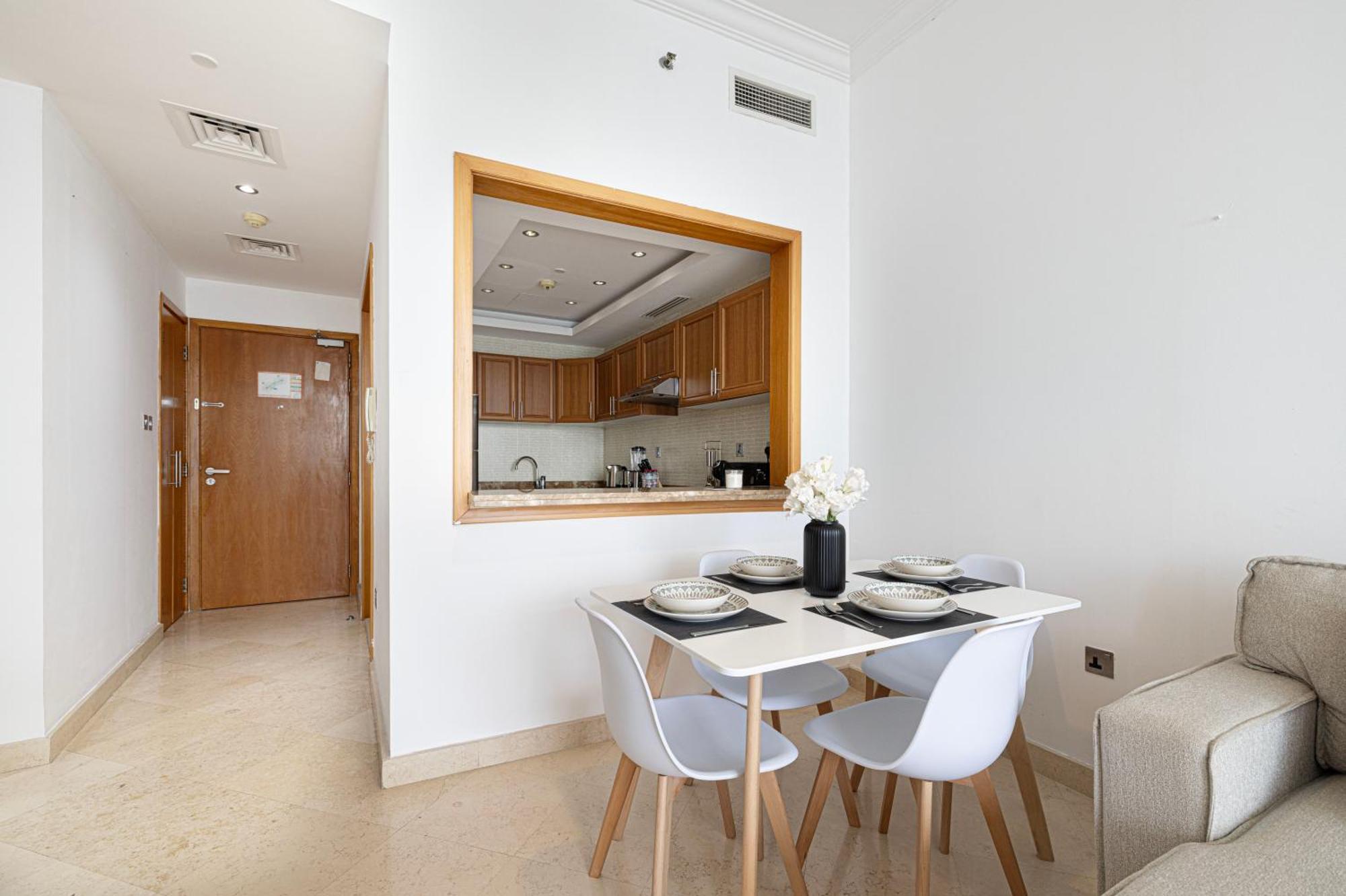 Luxury 1br At Marina: Stunning Marina Views, Pool & Gym Apartamento Dubai