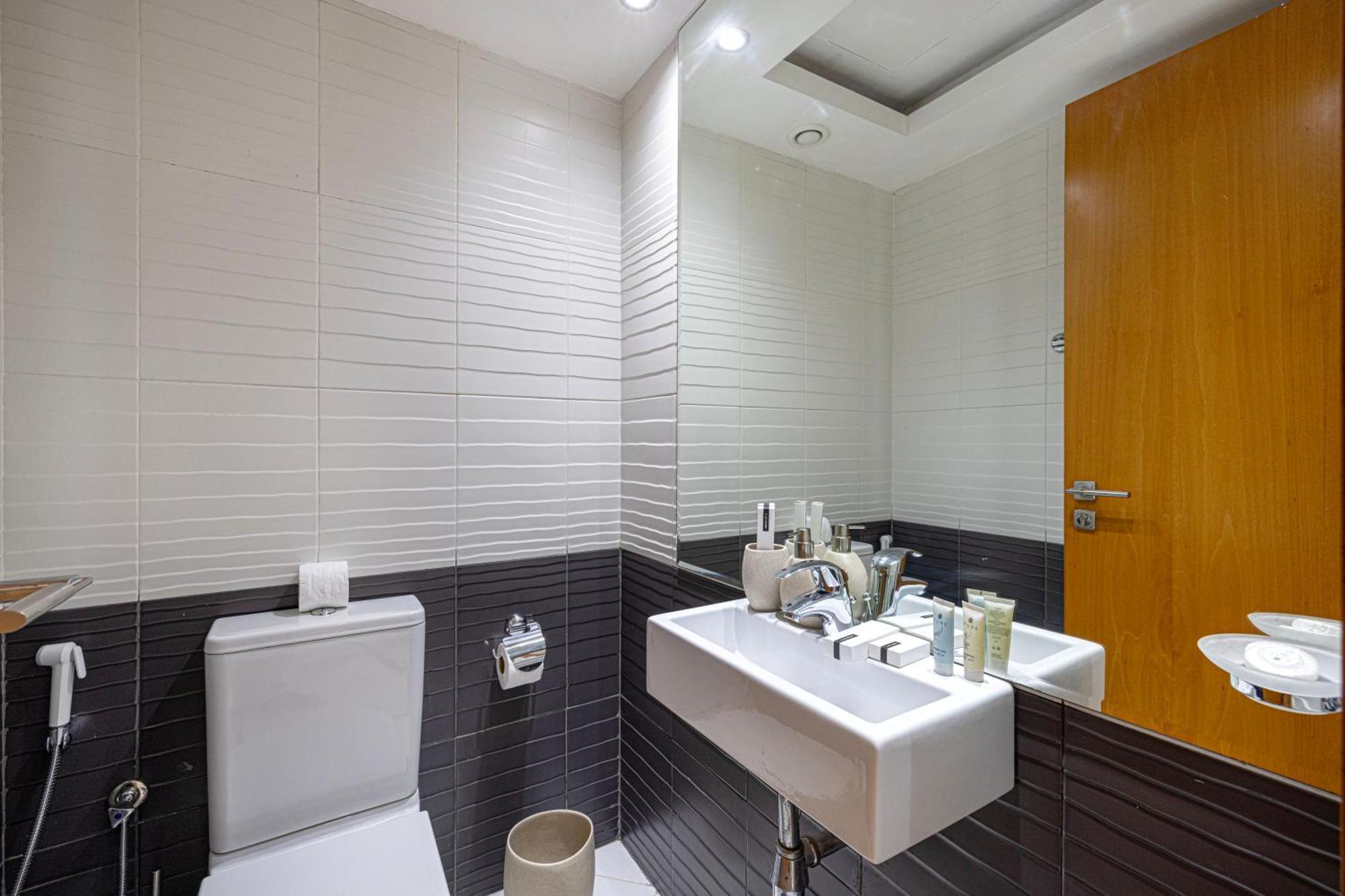 Luxury 1br At Marina: Stunning Marina Views, Pool & Gym Dubái