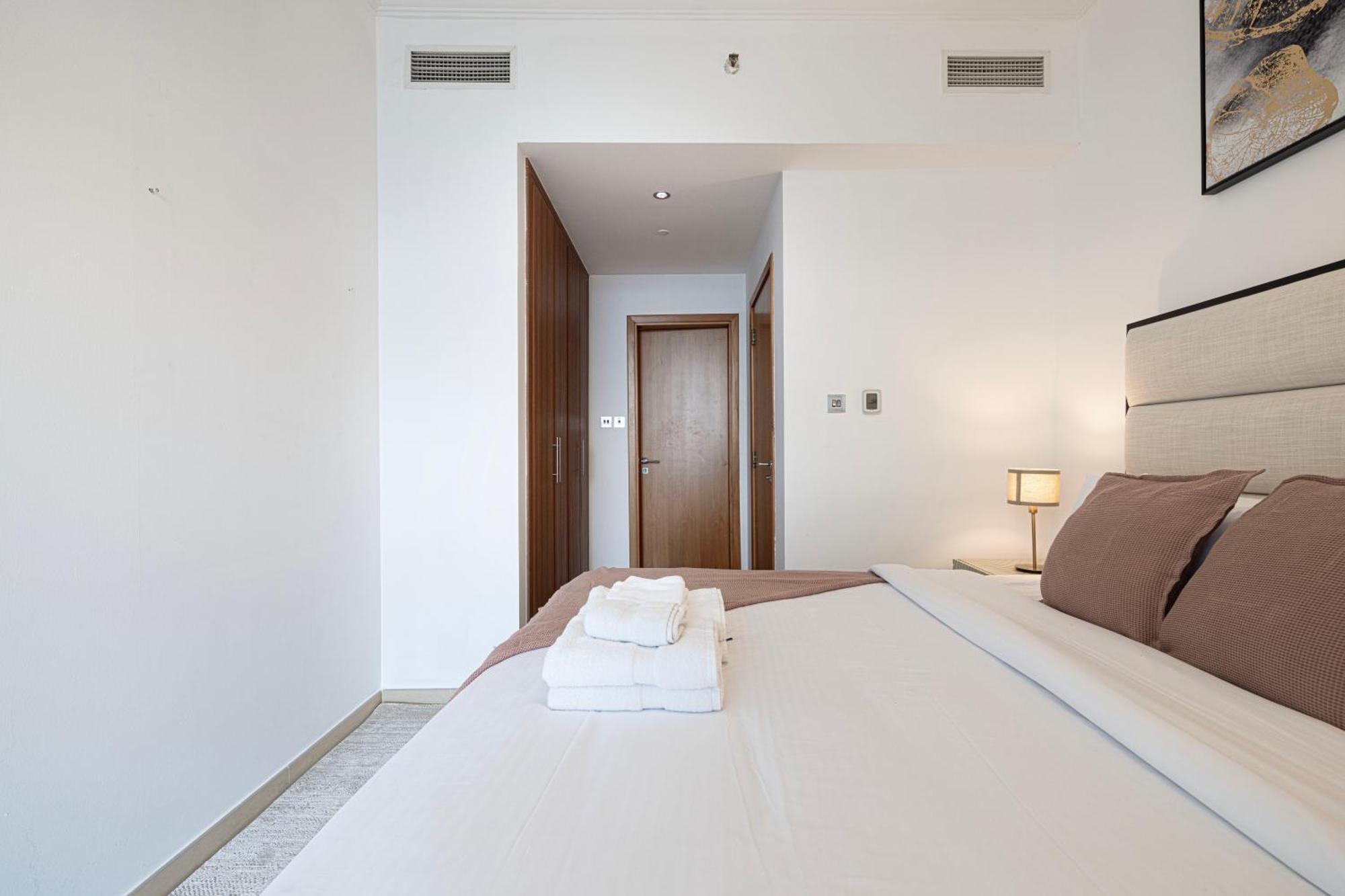 Luxury 1br At Marina: Stunning Marina Views, Pool & Gym Dubái