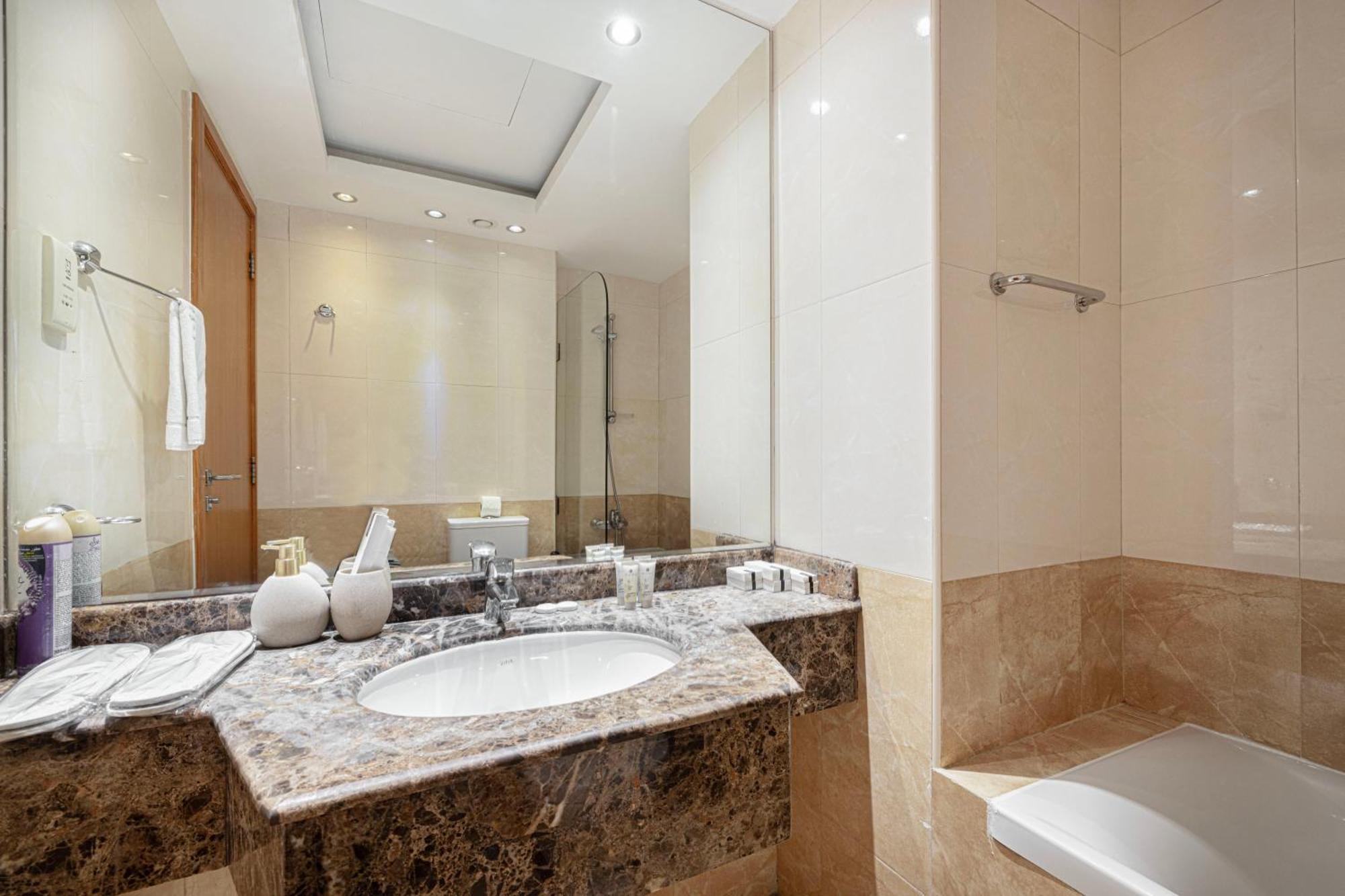 Apartamento Luxury 1br At Marina: Stunning Marina Views, Pool & Gym Dubai