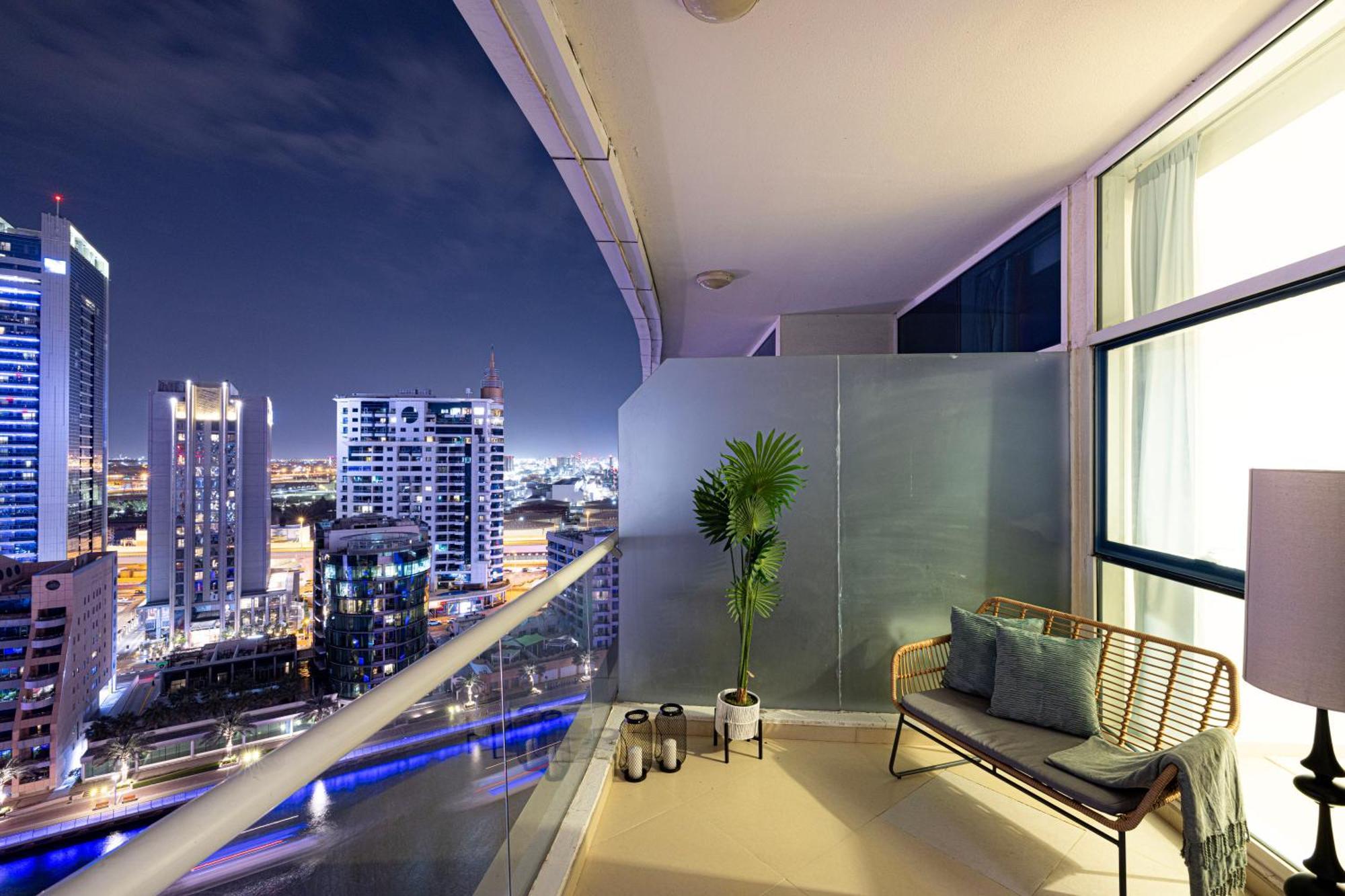 Apartamento Luxury 1br At Marina: Stunning Marina Views, Pool & Gym Dubai