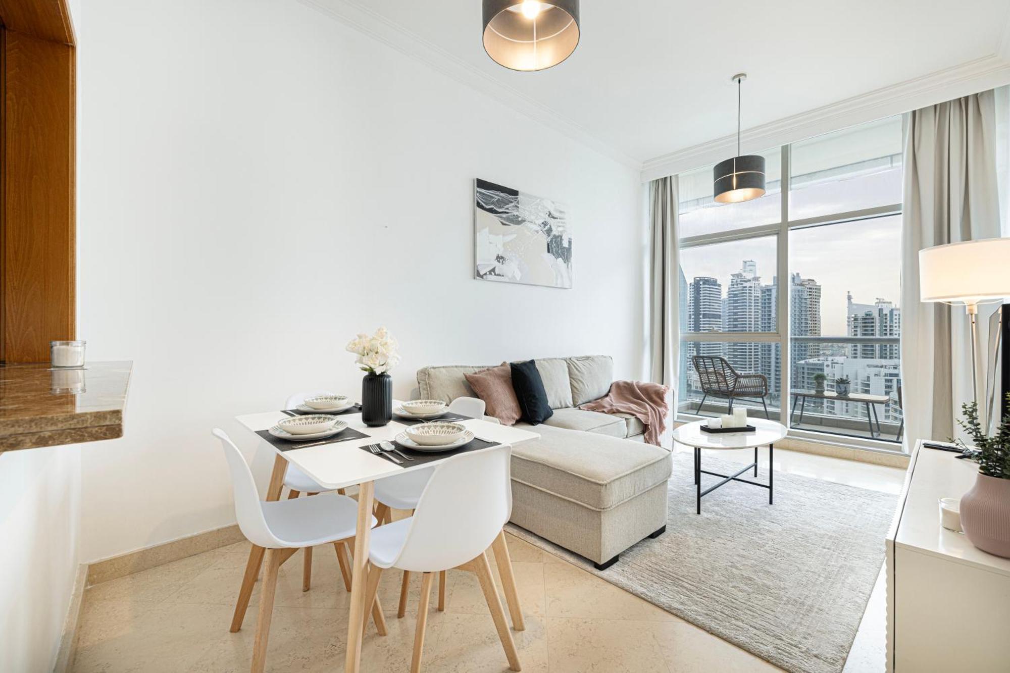 Apartamento Luxury 1br At Marina: Stunning Marina Views, Pool & Gym Dubai
