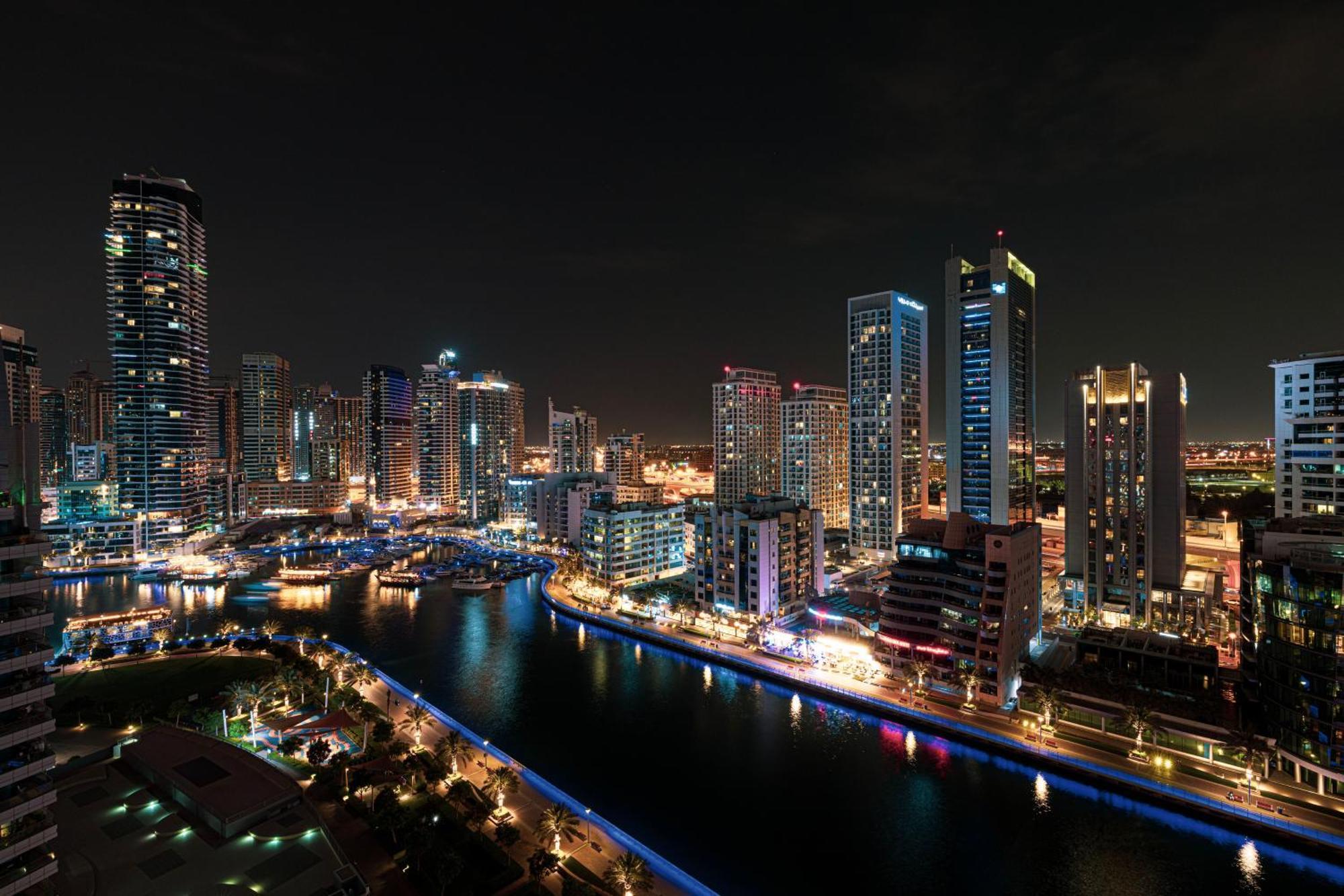 Apartamento Luxury 1br At Marina: Stunning Marina Views, Pool & Gym Dubai