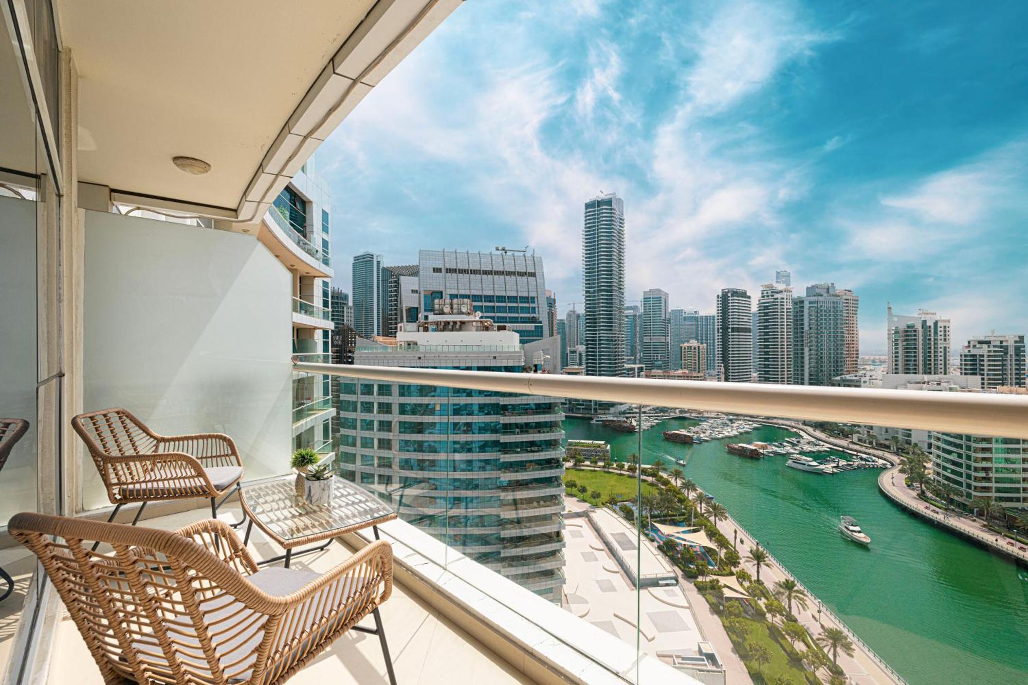 Apartamento Luxury 1br At Marina: Stunning Marina Views, Pool & Gym Dubai