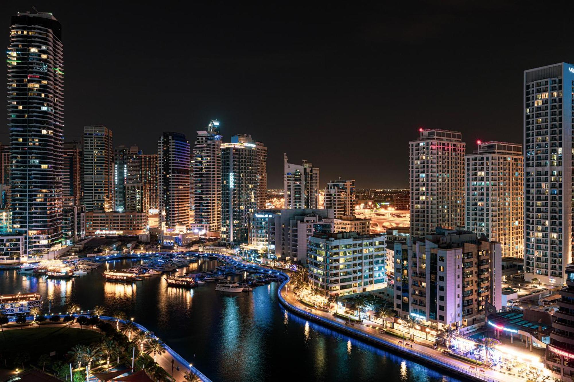 Apartamento Luxury 1br At Marina: Stunning Marina Views, Pool & Gym Dubai