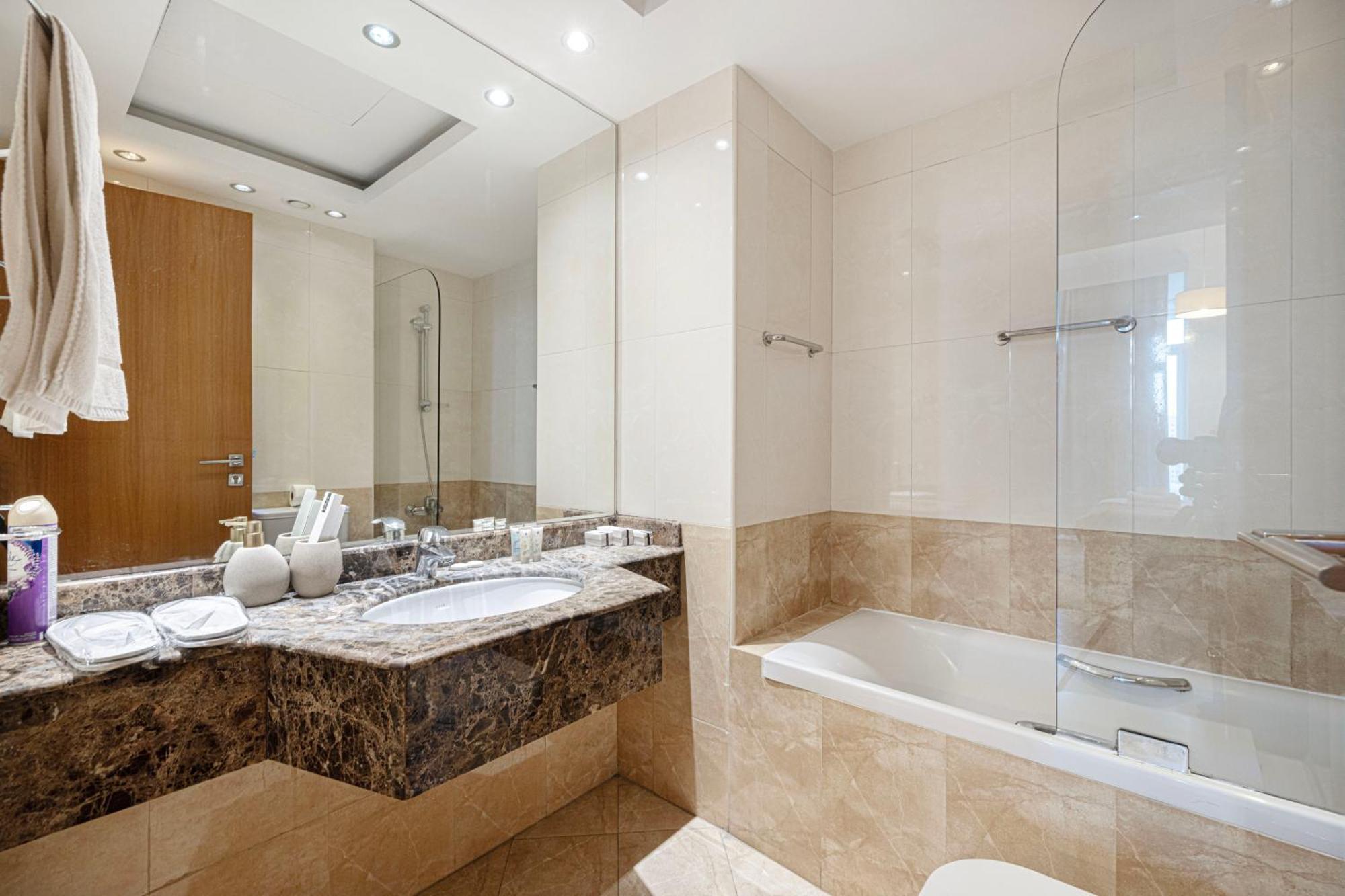 Luxury 1br At Marina: Stunning Marina Views, Pool & Gym Apartamento Dubai