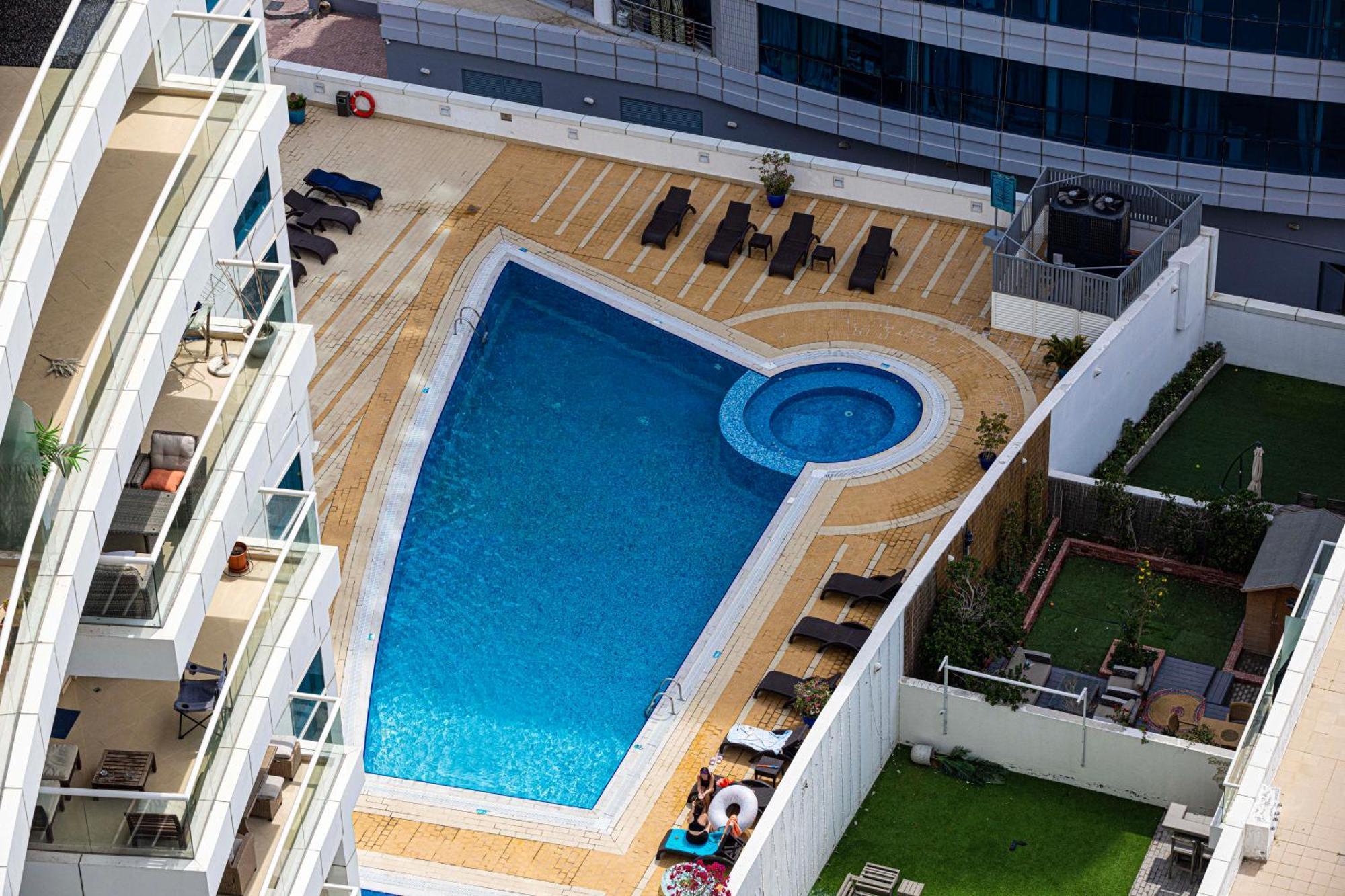 Apartamento Luxury 1br At Marina: Stunning Marina Views, Pool & Gym Dubai