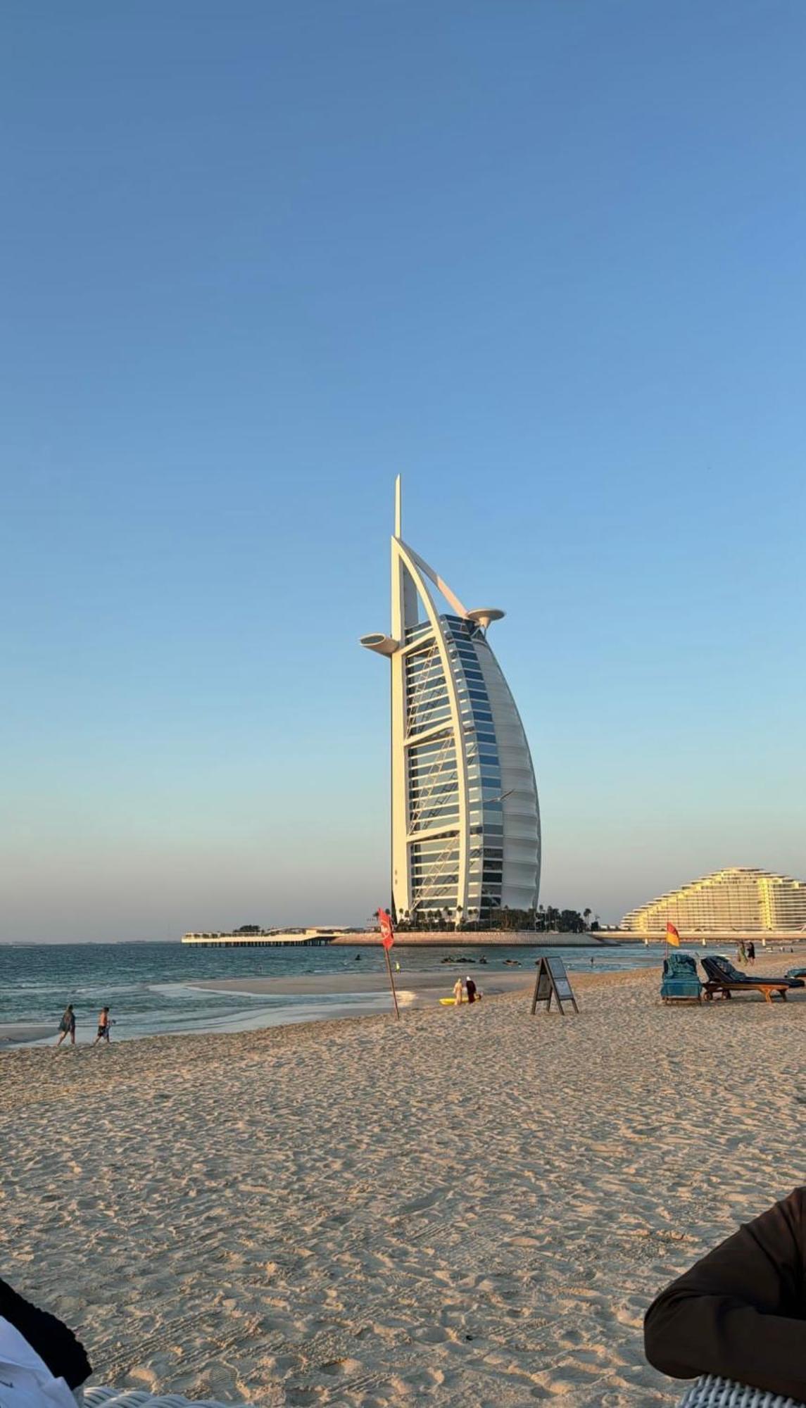 Asrama Seaview Beach Jbr - Walk To Beach - Gym - Pool - Metro Station