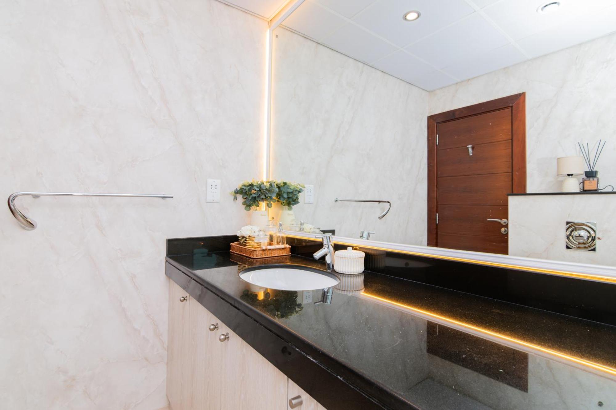 Apartahotel Marina,jbr -luxurious 2 Bedroom King *