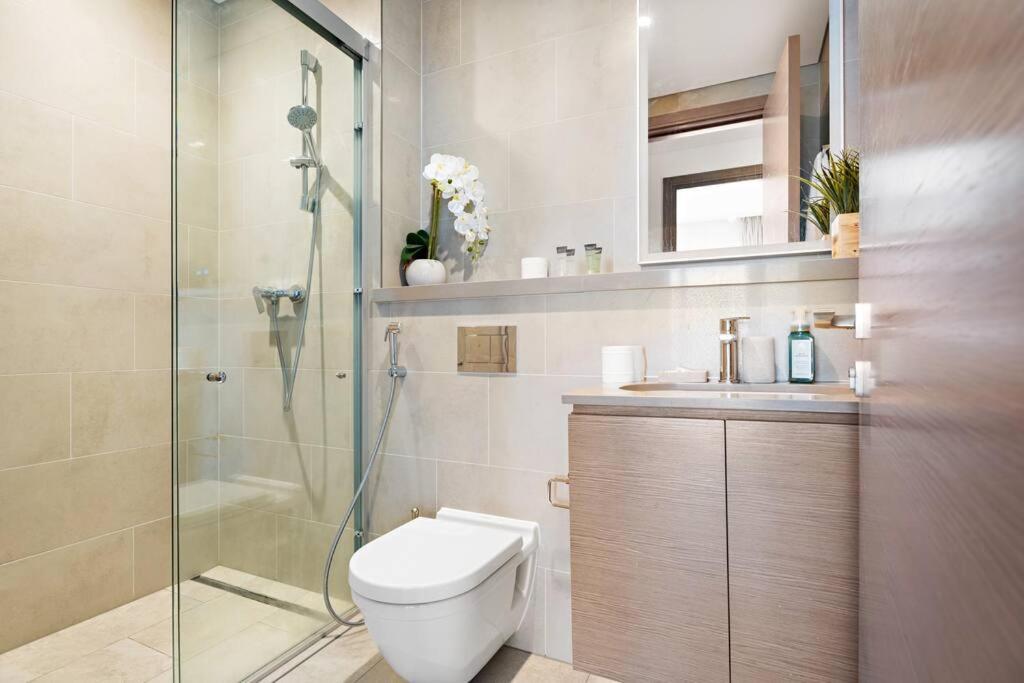 Sleek 1br In Sobha Waves Pool, Gym, Walk To Shops & Cafes Dubai