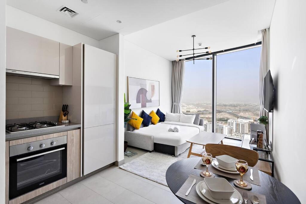 Sleek 1br In Sobha Waves Pool, Gym, Walk To Shops & Cafes * Dubai