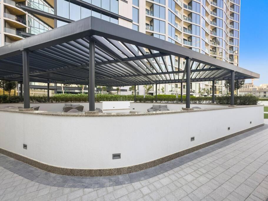Sleek 1br In Sobha Waves Pool, Gym, Walk To Shops & Cafes Dubai