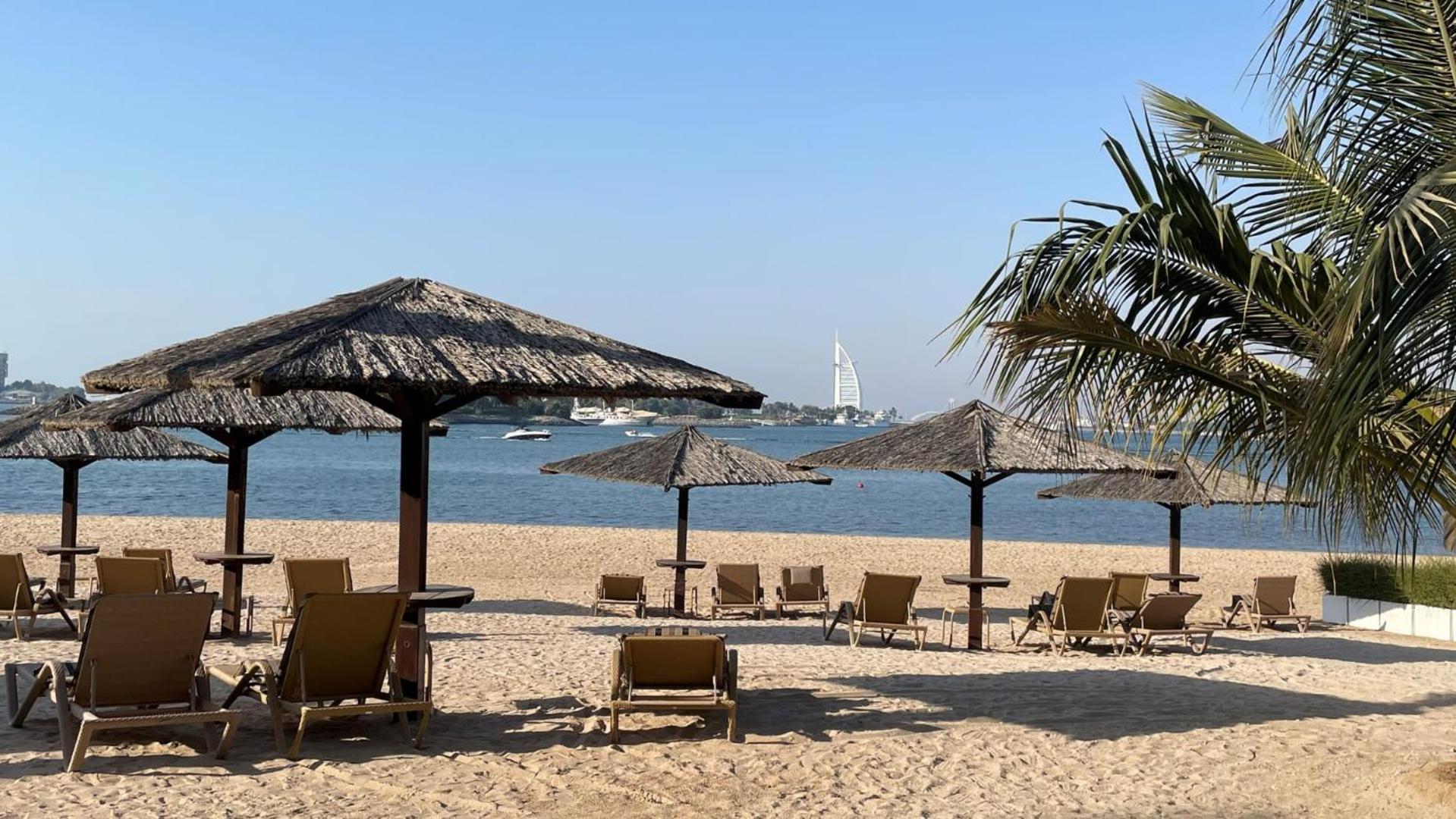 Al Dabas Views, 3bd Sleeps 6, Beachfront & Pool Access *
