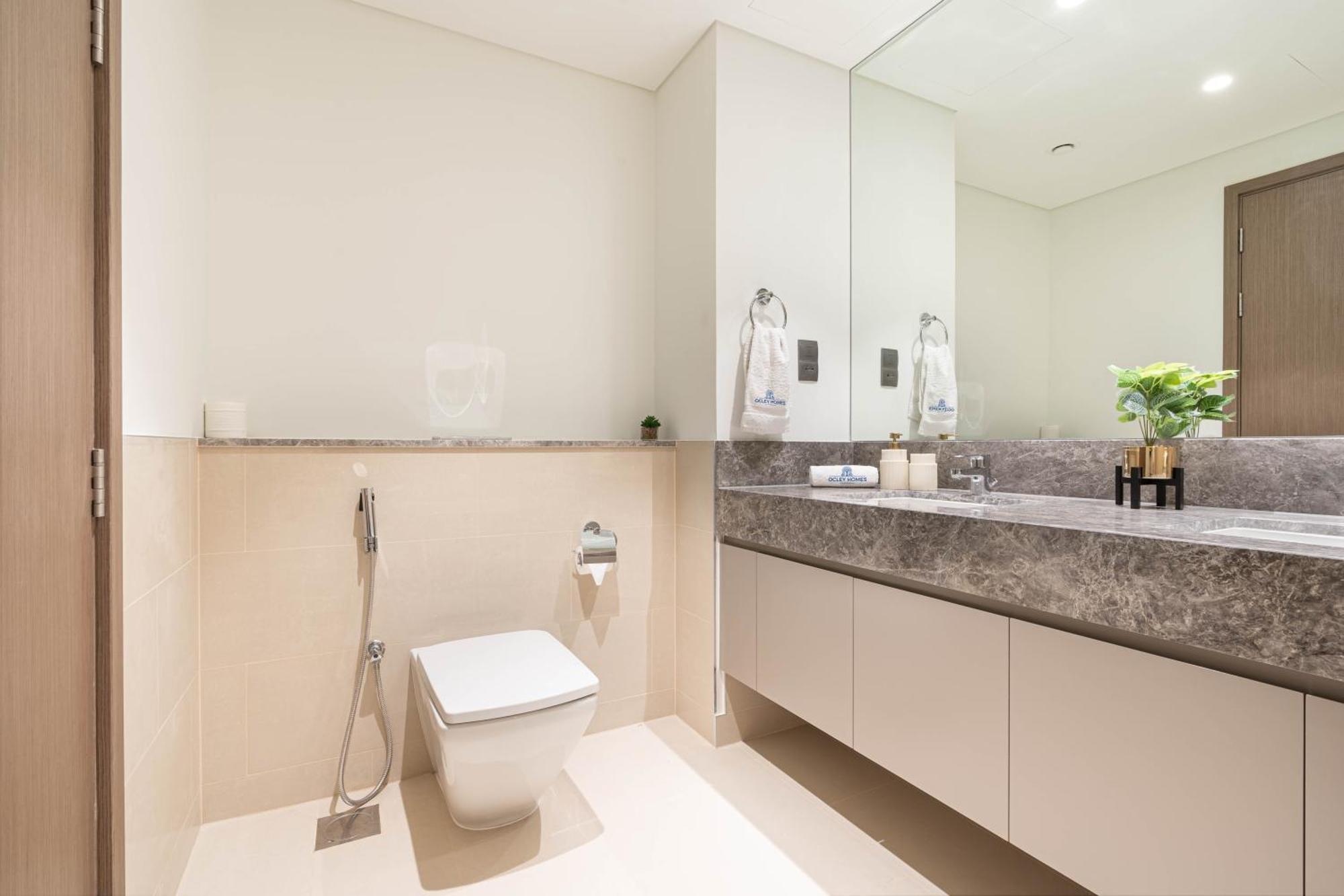 Brand New Minutes Away From Burj Khalifa Apartment *