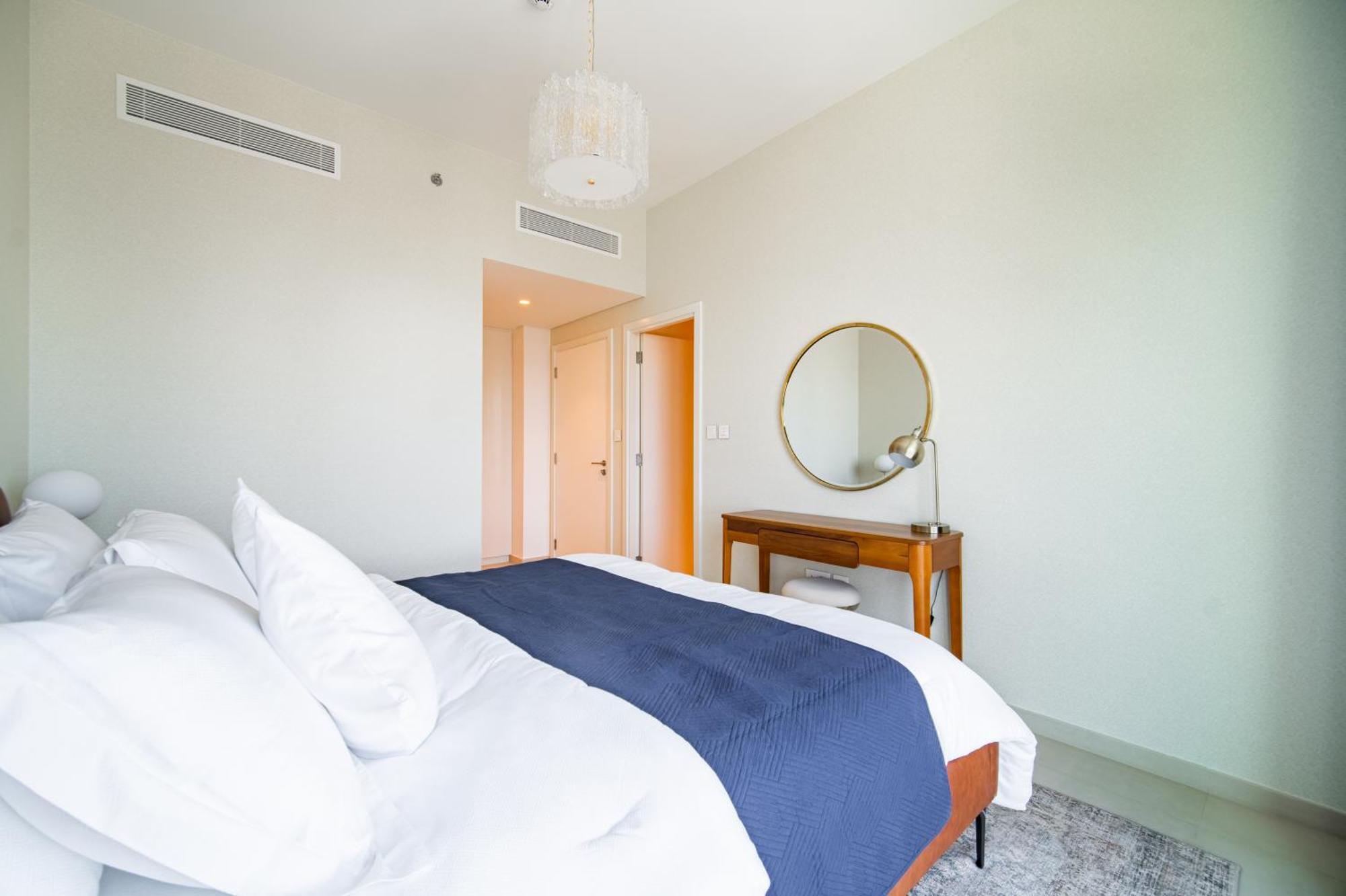 Elegant Escapes - 3b Burj View, Direct Mall Access Apartemen Dubai