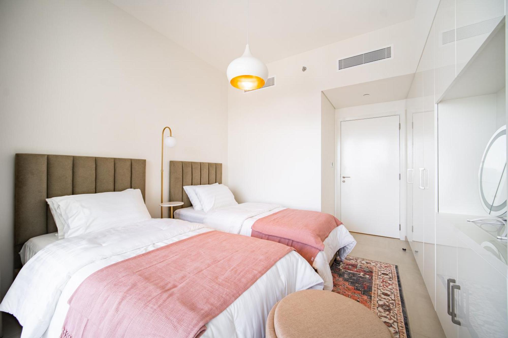 Elegant Escapes - 3b Burj View, Direct Mall Access Apartemen