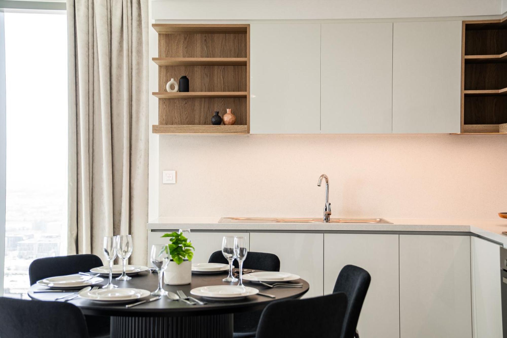 Elegant Escapes - 3b Burj View, Direct Mall Access Apartemen Dubai