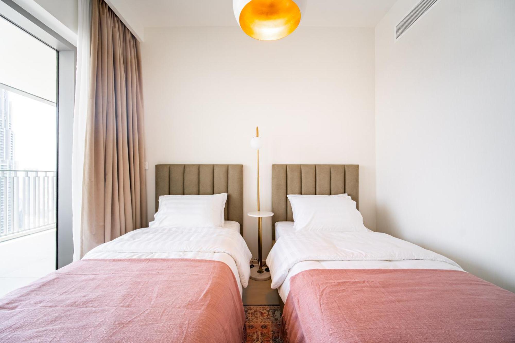 Elegant Escapes - 3b Burj View, Direct Mall Access Apartemen Dubai