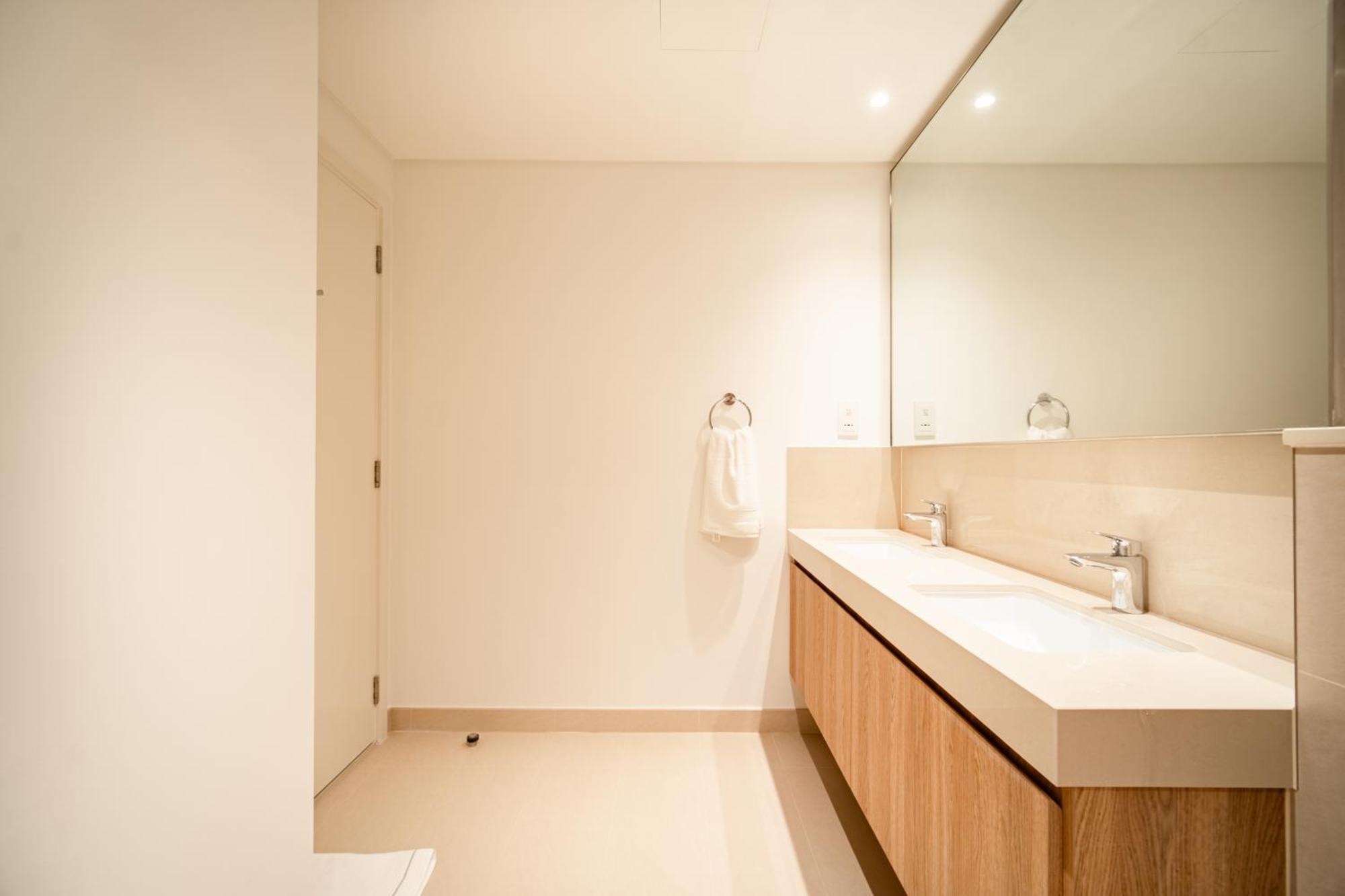 Elegant Escapes - 3b Burj View, Direct Mall Access Apartemen Dubai