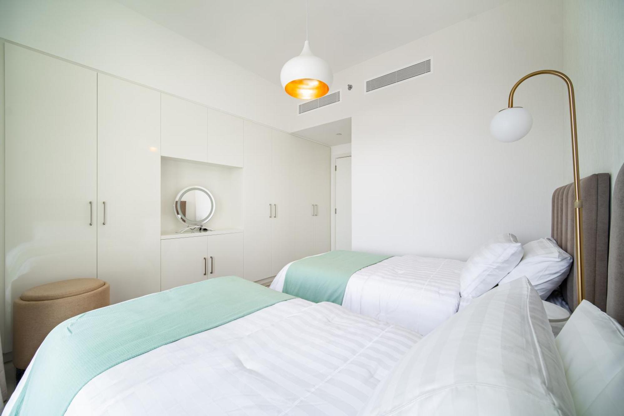 Elegant Escapes - 3b Burj View, Direct Mall Access Apartemen Dubai
