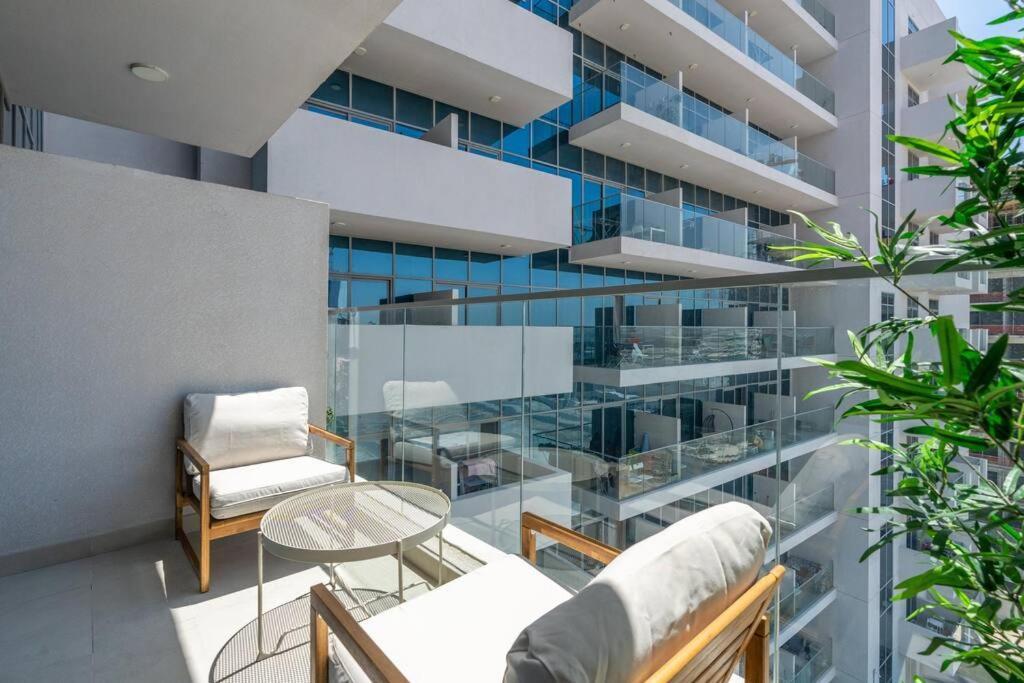 Large 2 Bedroom - Metro At 2 Min