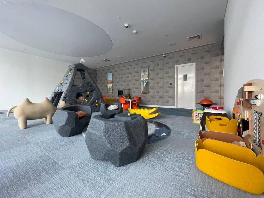First Class Stylish Urban Escape Apartemen