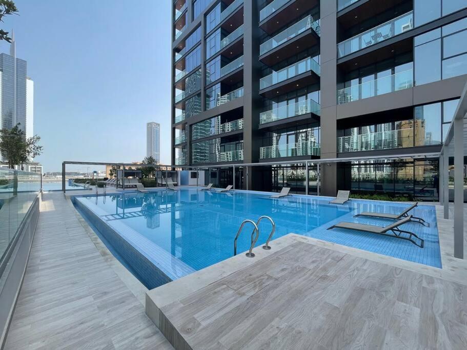 First Class Stylish Urban Escape Apartemen