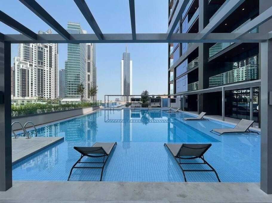First Class Stylish Urban Escape Apartemen Dubai