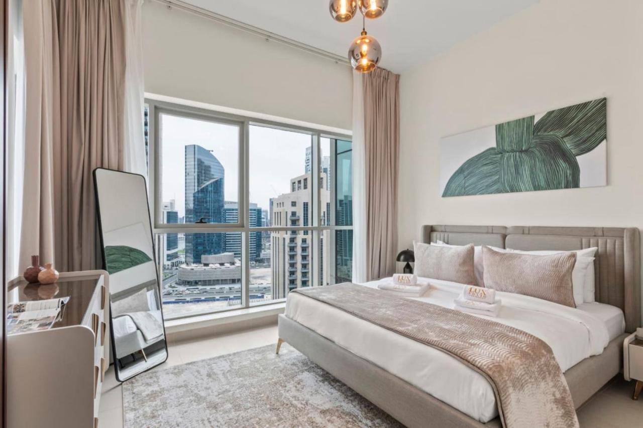 Stylish Upgraded 1 Bed Burj Khalifa Poolside View