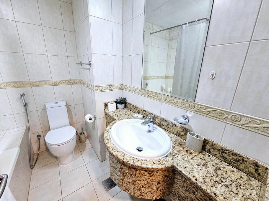 Bright Apt- Close To Barasti Apartament *