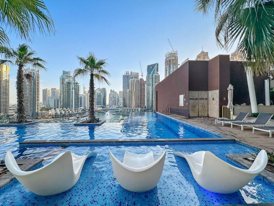 First Class 1br Modern Comforts With Pool View Lägenhet Dubai