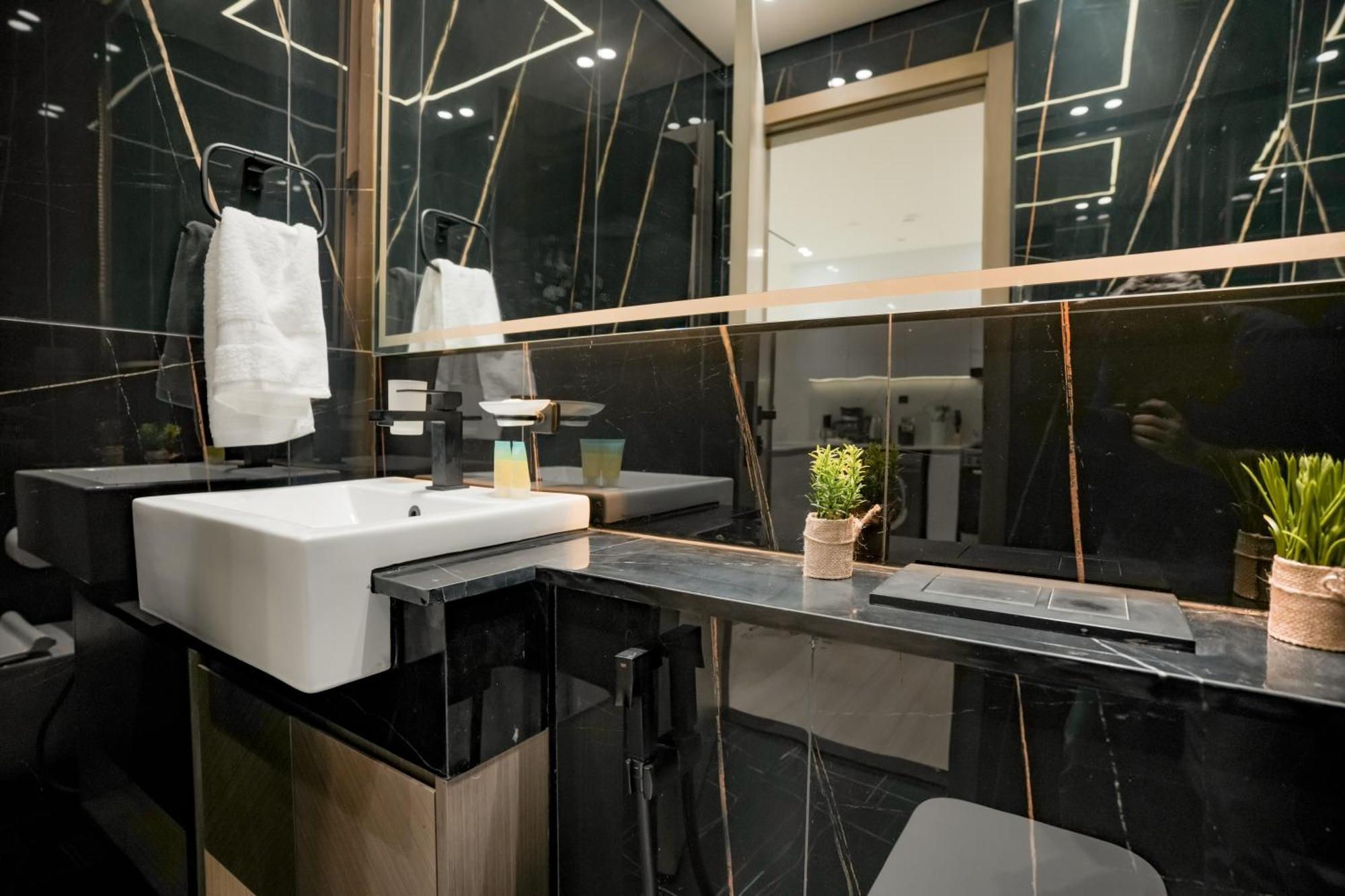 Smart Home, King Bed, Fully Equipped Kitchen, Free Parking, Highly Rated, 2 Minutes Walk From Starbucks, Big Balcony High Ceiling, Ground Floor, Pool, Gym, Around The Clock Guest Support Dubai