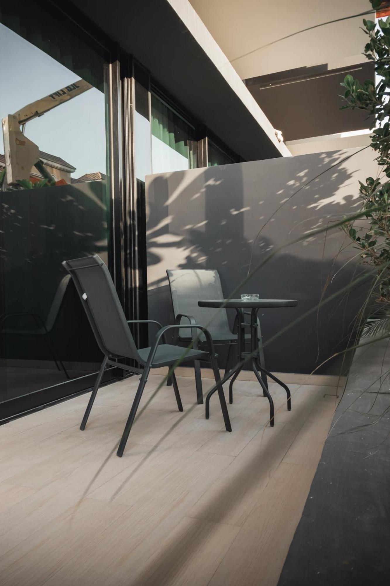 Smart Home, King Bed, Fully Equipped Kitchen, Free Parking, Highly Rated, 2 Minutes Walk From Starbucks, Big Balcony High Ceiling, Ground Floor, Pool, Gym, Around The Clock Guest Support *