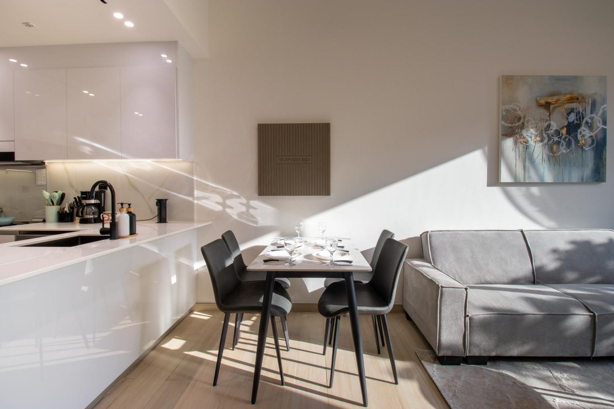 Smart Home, King Bed, Fully Equipped Kitchen, Free Parking, Highly Rated, 2 Minutes Walk From Starbucks, Big Balcony High Ceiling, Ground Floor, Pool, Gym, Around The Clock Guest Support Apartment